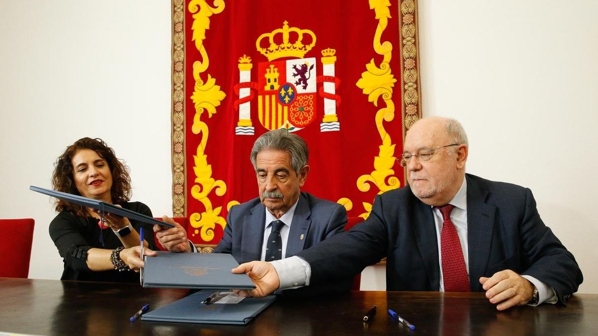 Montero, Revilla y Juan José Sota durante la firma del convenio en la Delegación del Gobierno. | LARA REVILLA