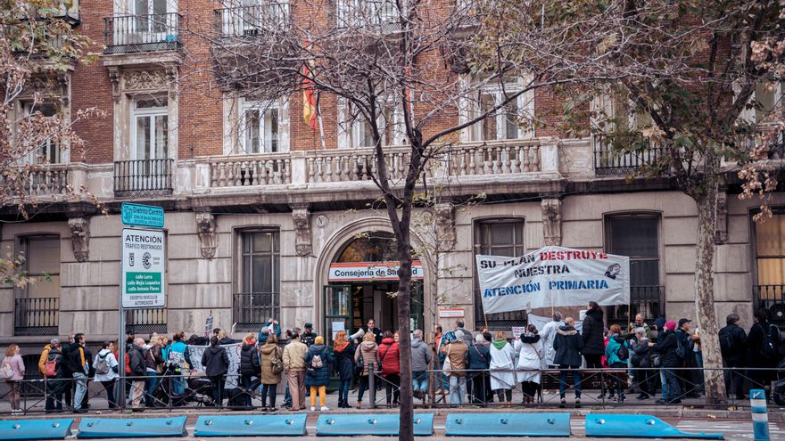 Vista general de una concentración de los sanitarios de urgencia extrahospitalaria, frente a la Consejería de Sanidad, a 21 de noviembre de 2022.