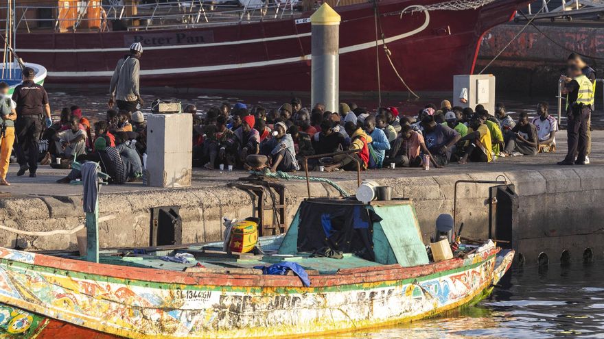 Llegan a Canarias seis cayucos con 518 personas, entre ellas 26 menores, desde medianoche