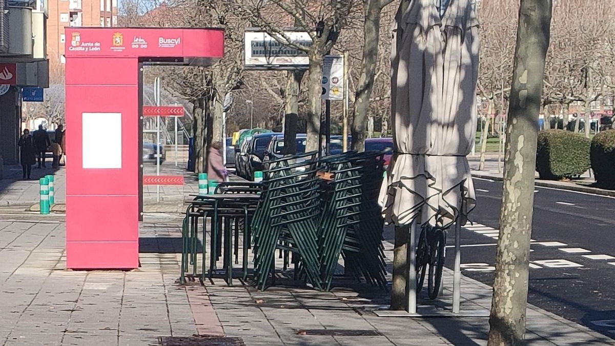 La parada nueva del bus metropolitano sobrepasa con mucho la línea roja que marca su espacio sobre la acera.