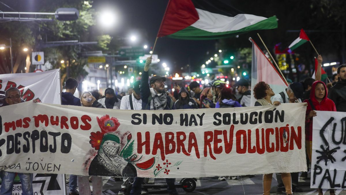 Manifestantes en México DF, en la noche del miércoles, contra el asalto de Israel a la flotilla.