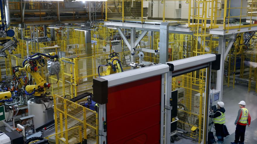 Aspecto de la factoría de la marca automovilística Ebro que según han anunciado el presidente de Ebro EV Motors, Rafael Ruiz, y el consejero delegado de Ebro, Pedro Calef, en una entrevista con EFE, logrará este año una capacidad de producción de unos 50.000 vehículos gracias a la puesta en marcha de la nueva línea de producción de la planta de la Zona Franca de Barcelona, que empezará a operar en primavera, en torno a "marzo o abril", y que permitirá fabricar el coche casi al completo. EFE/Toni Albir