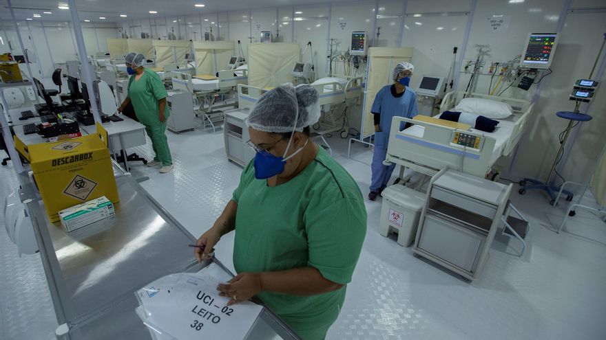 Enfermeras revisan una sala para pacientes de Covid-19 en un hospital de campaña inaugurado en Brasilia (Brasil). EFE/ Joédson Alves/Archivo