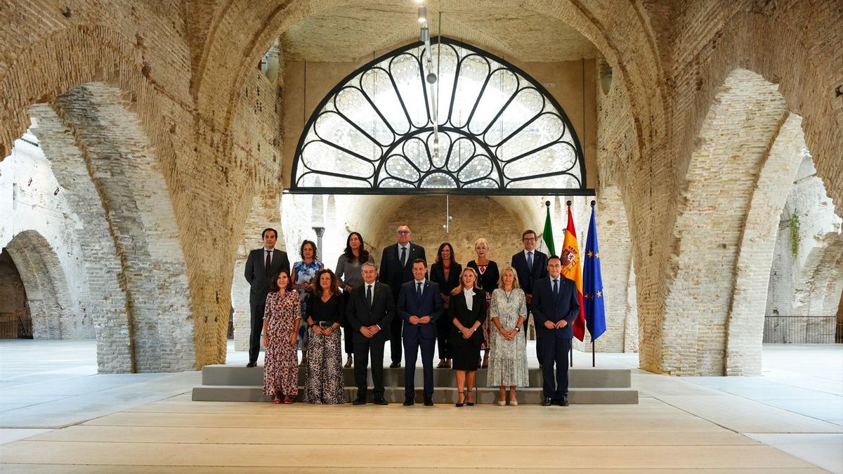 Foto de familia del Consejo de Gobierno en el antiguo astillero.