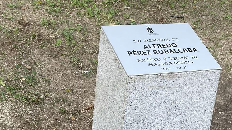 Placa de homenaje a Alfredo Pérez Rubalcaba en Majadahonda inaugurada el 5 de noviembre de 2021
