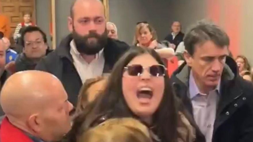 La mujer que ha insultado a Pedro Sánchez en el mitin de Teruel y ha sido expulsada es una concejala del PP valenciano