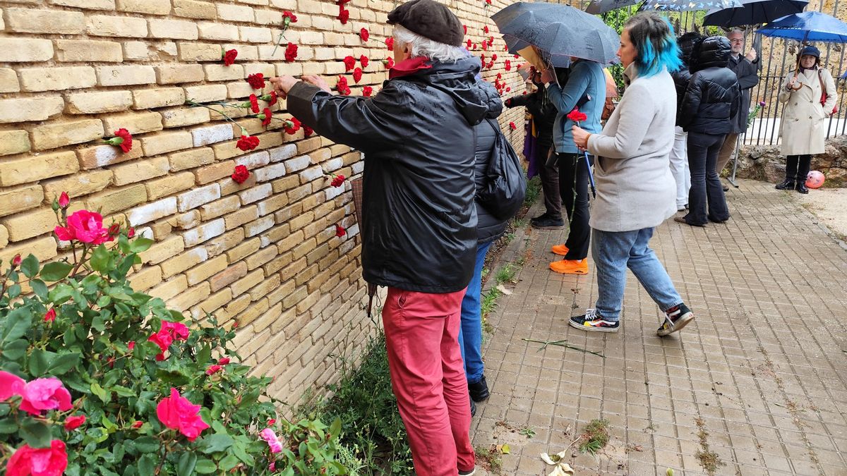 Solidaridad y flores por la memoria frente al olvido institucional: Zaragoza homenajea a las profesoras represaliadas