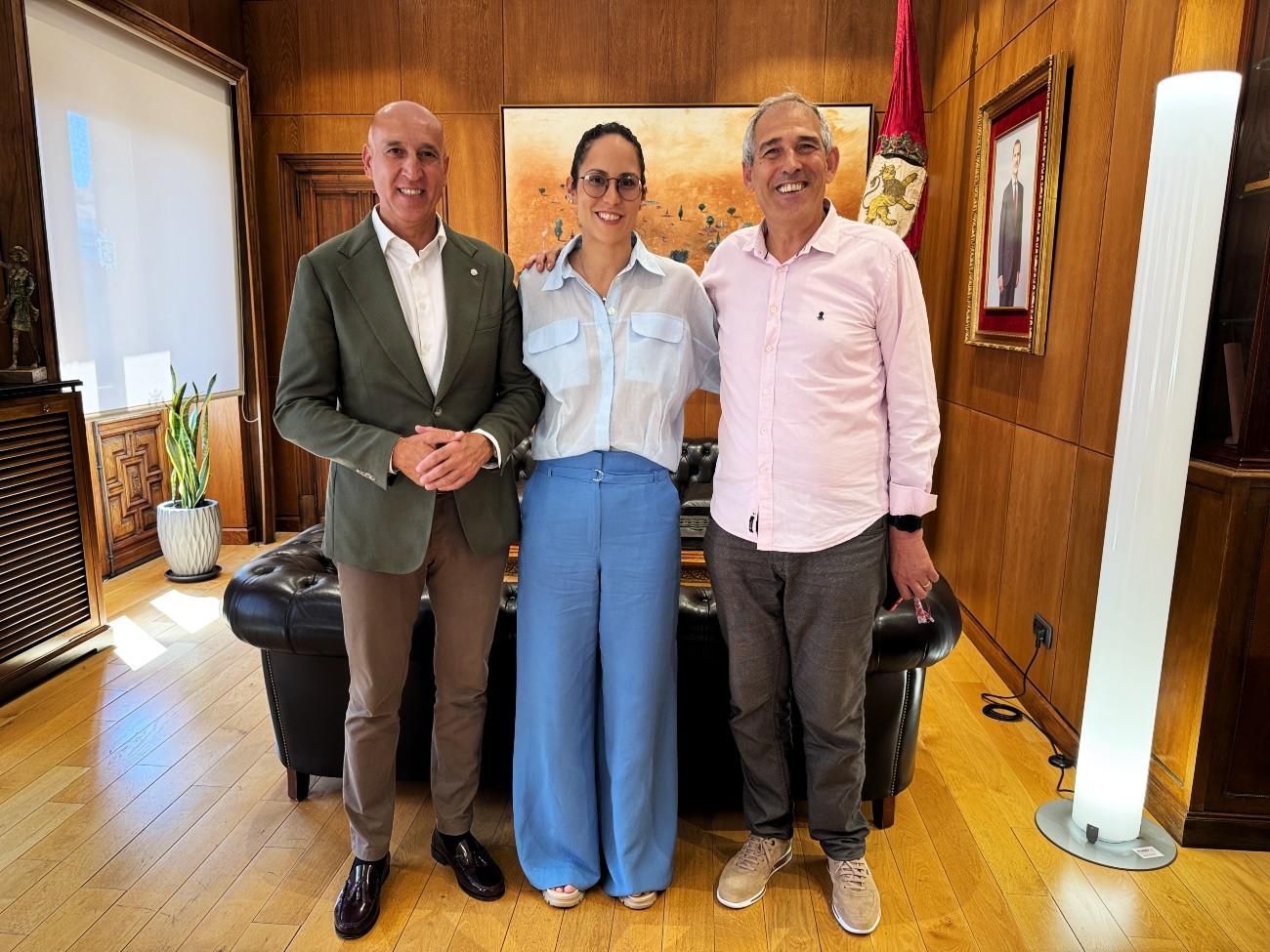 El alcalde de León, Mireya González y el concejal Canuria.
