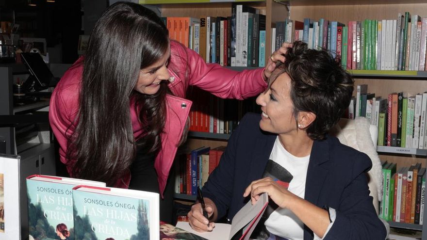 La reina Letizia sorprende a Sonsoles Ónega en su firma de libros y acaba consolándola por la emoción