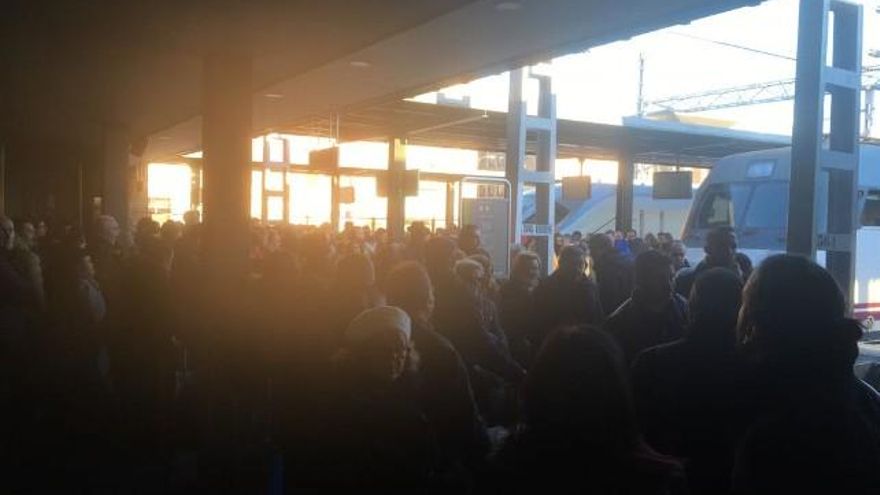 Caos en la estación de tren de León por el temporal, este martes.