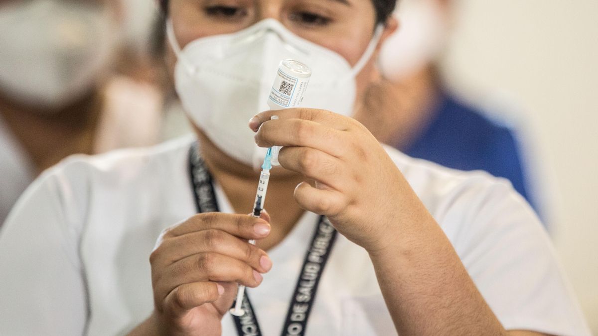 Según el informe diario de la cartera sanitaria, la incidencia acumulada de coronavirus en el país es de 1.085,6 casos por cada 100.000 guatemaltecos, la tasa de mortalidad es de 39 muertes por cada 100.000 personas, y la tasa de letalidad continúa en 3,6 %. EFE/ Esteban Biba/Archivo
