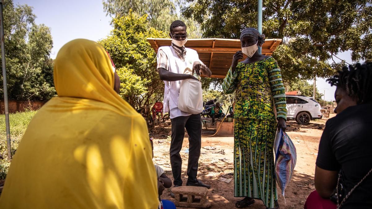 Trabajadores sanitarios distribuyen un tratamiento de prevención de la malaria en Uagadugú, Burkina Faso, en una imagen tomada en octubre.