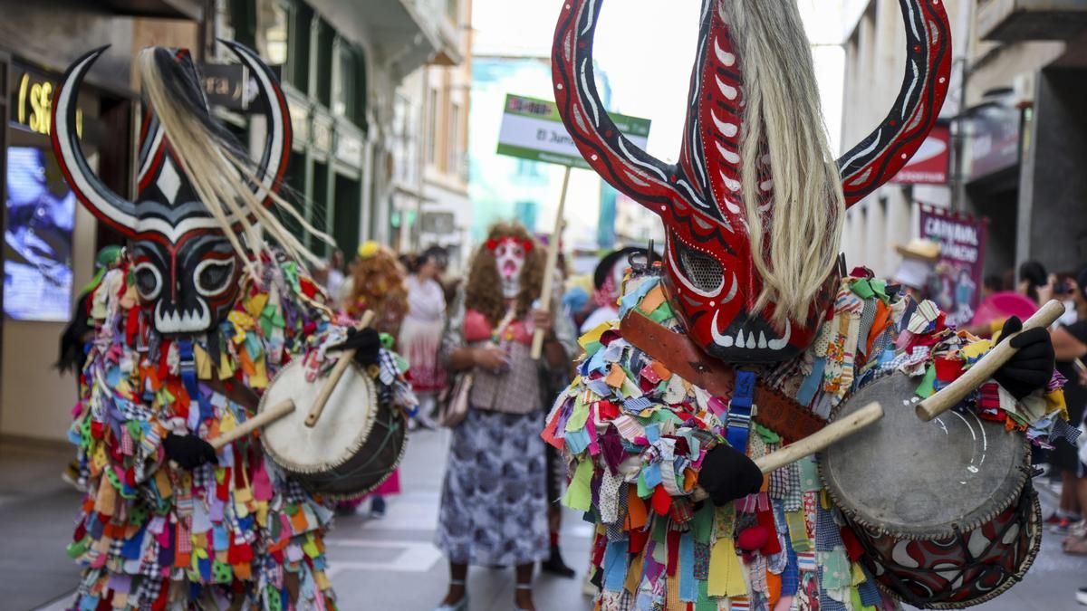 Mascaradas tradicionales en el desfile en Zamora de este sábado.