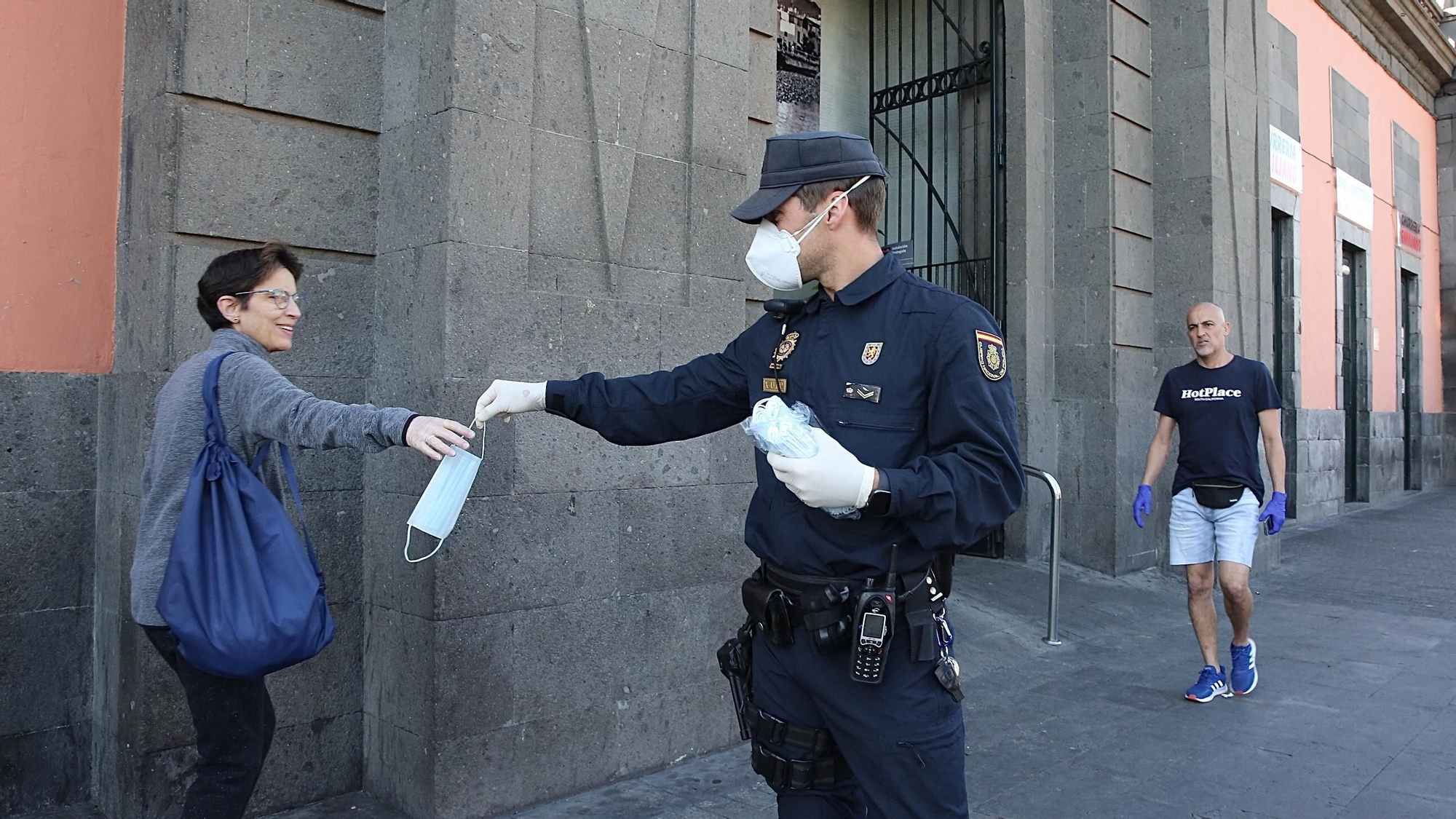 Entrega de mascarillas en los alrededores del Mercado de Vegueta. (Alejandro Ramos)