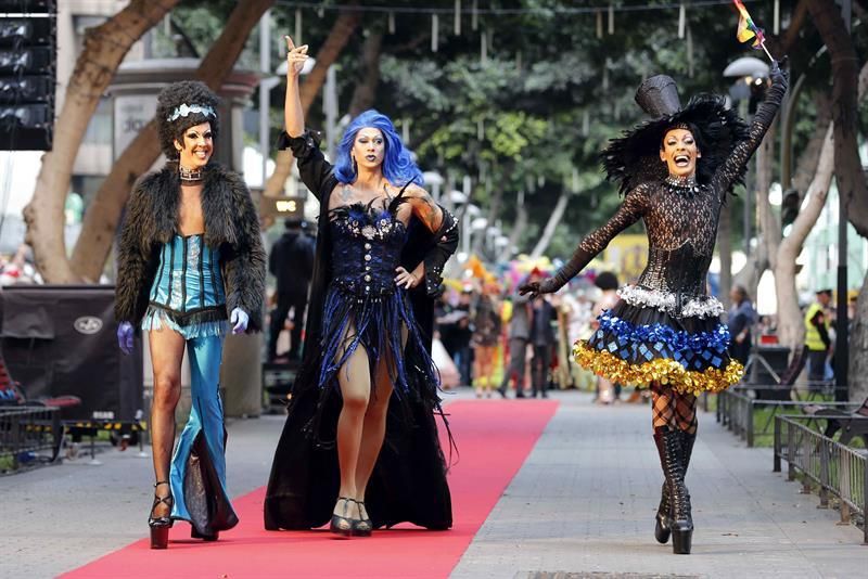 Las drag queen Pío Drag (d), Drag Diábolo (c) y Kimba Ebola (i)