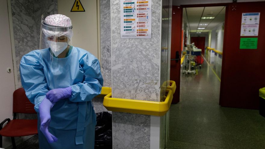 Personal sanitario se viste con el equipo de protección para atender pacientes con covid-19 en una planta de hospitalización del centro sanitario. EFE/Ramón de la Rocha