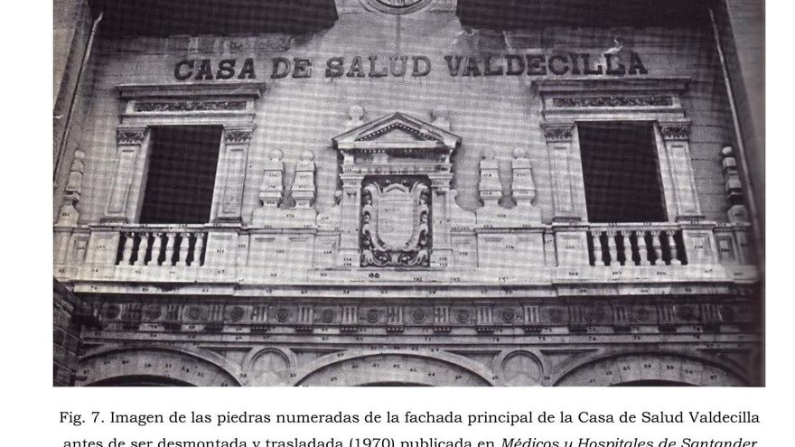La gran portalada histórica de la Casa de Salud Valdecilla lleva medio siglo entre zarzas y basura de una finca abandonada