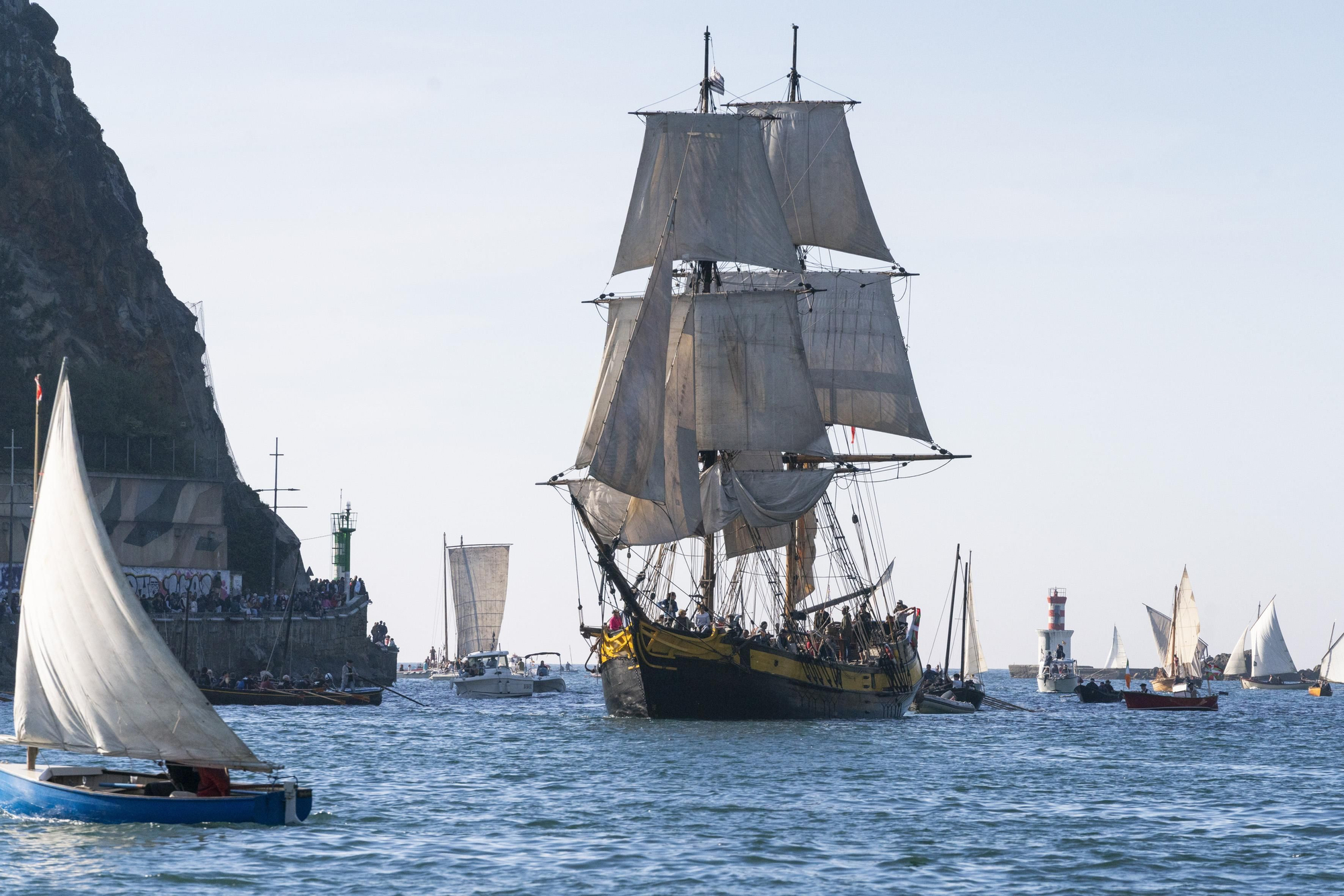 Más de cien embarcaciones despliegan sus velas en el festival marítimo de Pasaia con el 'Aita Mari' a la cabeza