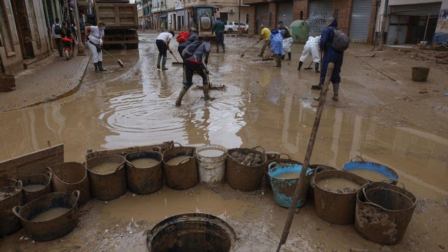 Varias personas durante las labores de limpieza de las calles de Paiporta.