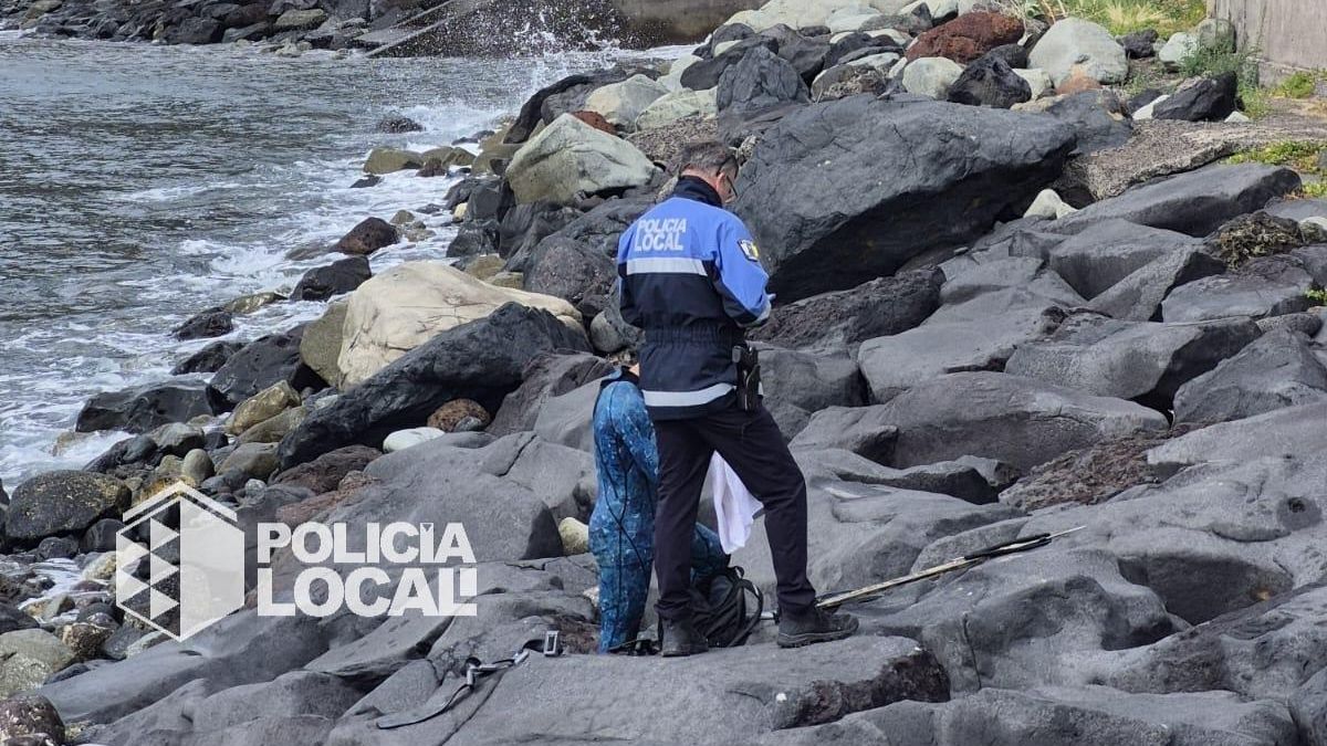 La Policía pilla a un menor practicando pesca submarina con un fusil y sin licencia en una zona de baño en Tenerife