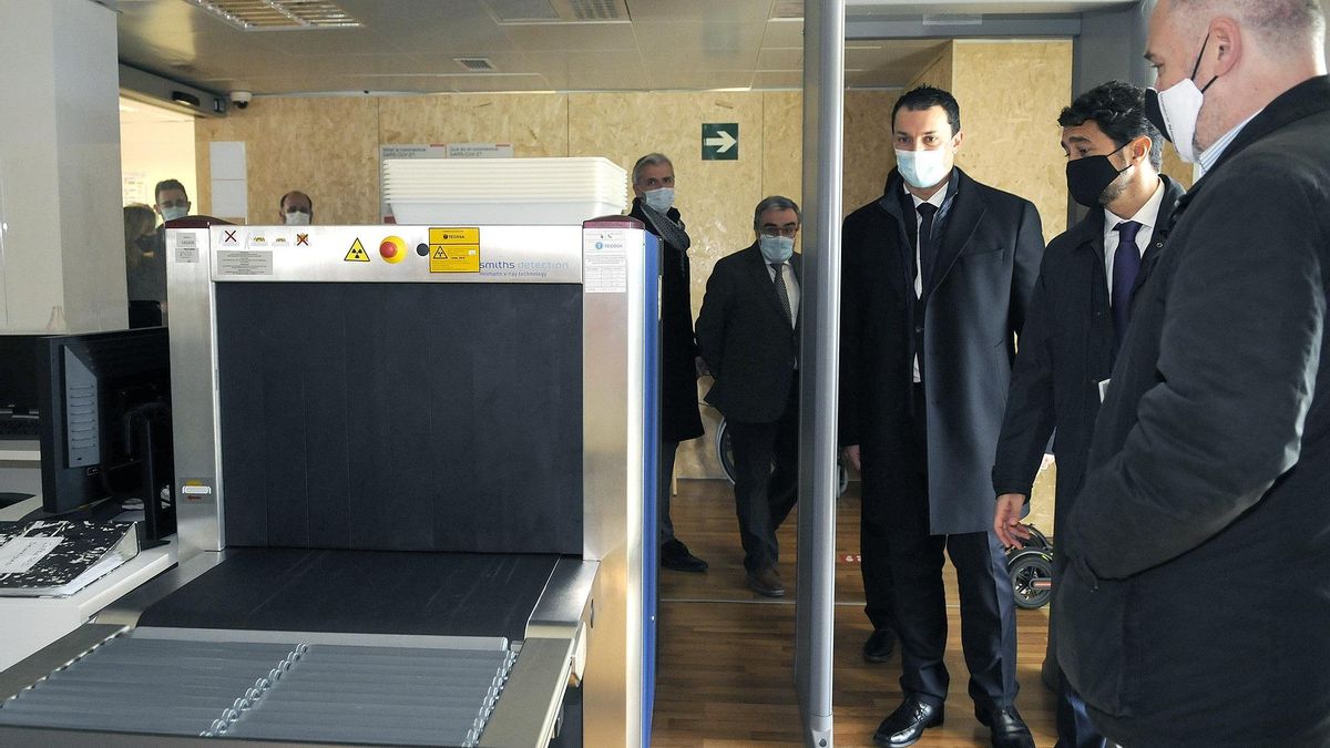 El ministro andorrano, Jordi Gallardo, y el conseller catalán, Damià Calvet, acompañados por otras autoridades, visitan las instalaciones del aeropuerto de Andorra-La Seu.