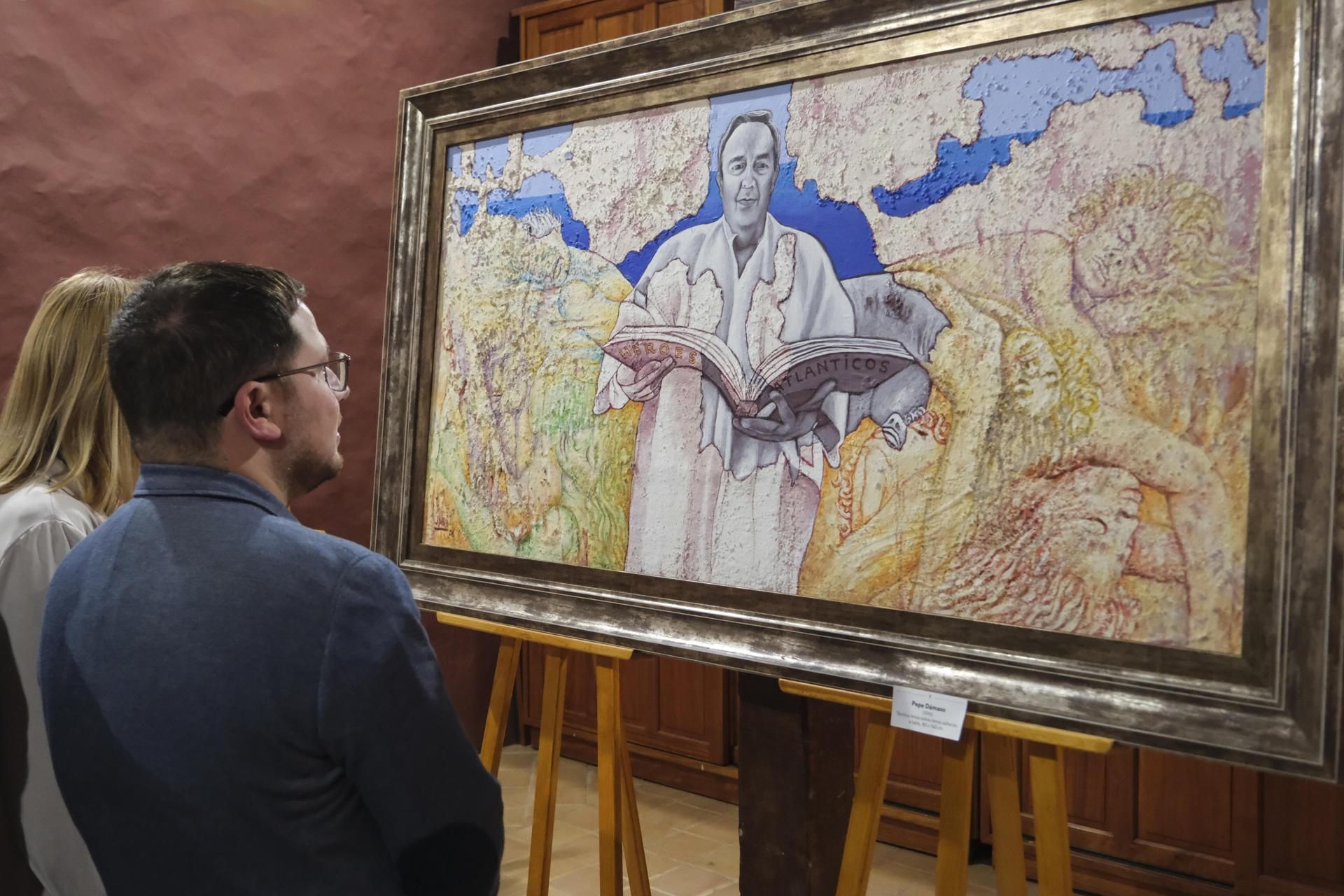 El Ayuntamiento de La Laguna ha inaugurado este jueves la exposición 'Arte y política: el legado de Jerónimo Saavedra Acevedo', una muestra que reúne 15 cuadros de retratos del político canario realizados por diferentes artistas con los que compartió amistad y una recopilación de fotografías íntimas de su trayectoria vital y política, cuando se cumplen dos años de su fallecimiento. 