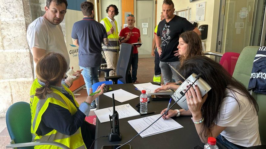 El alcalde de Astillero, Javier Fernández Soberón, colaborando con empleados municipales durante el apagón