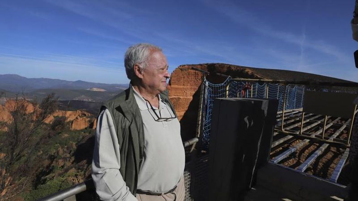 El consejero Gonzalo Santonja visita las actuaciones de restauración del Mirador de Orellán.