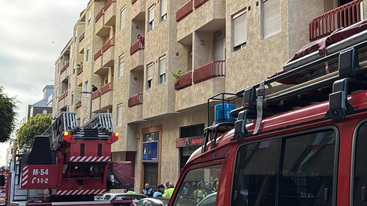 Un fallecido y dos evacuados a un hospital tras un incendio en un edificio de viviendas en La Laguna