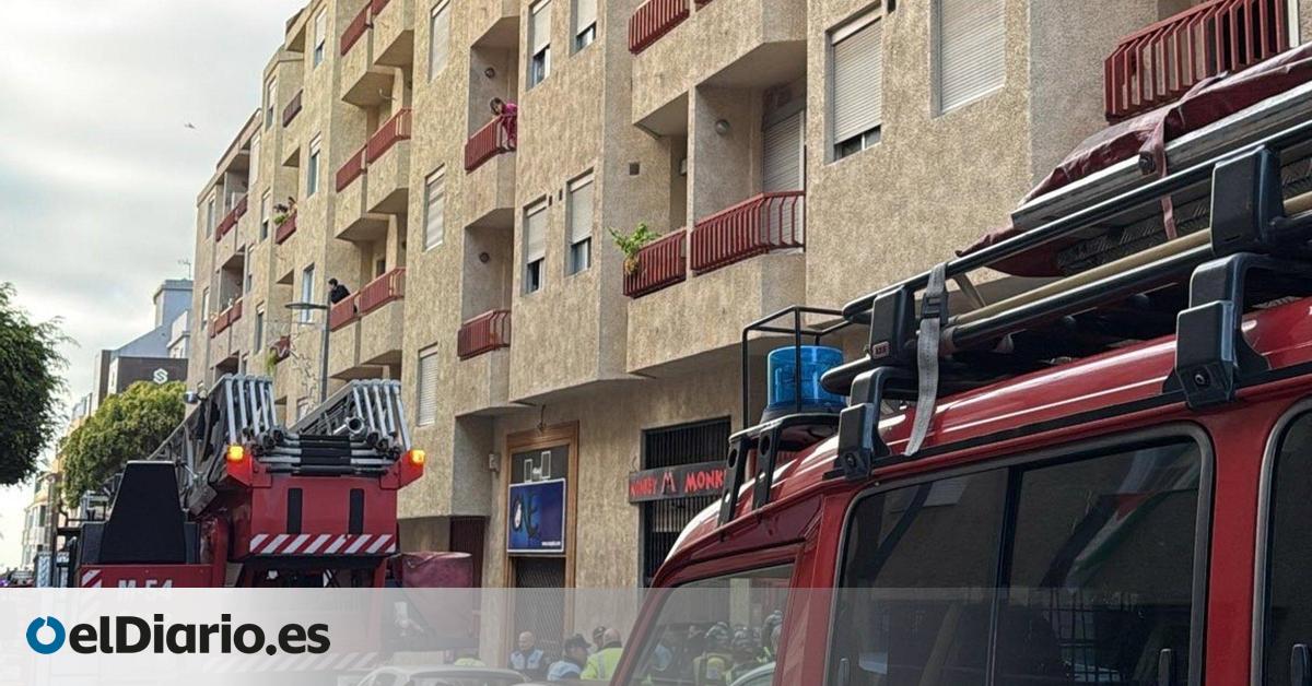Un fallecido y dos evacuados a un hospital tras un incendio en un edificio de viviendas en La Laguna