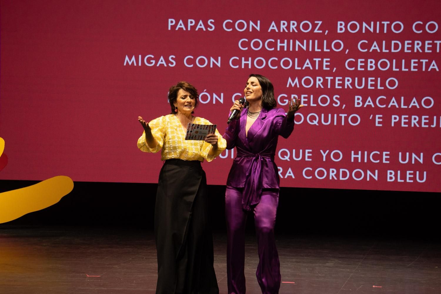 Silvia Abril, junto con la sorpresa final, Ruth Lorenzo, que subió al escenario para interpretar una canción dedicada a los sabores más característicos de la cocina española