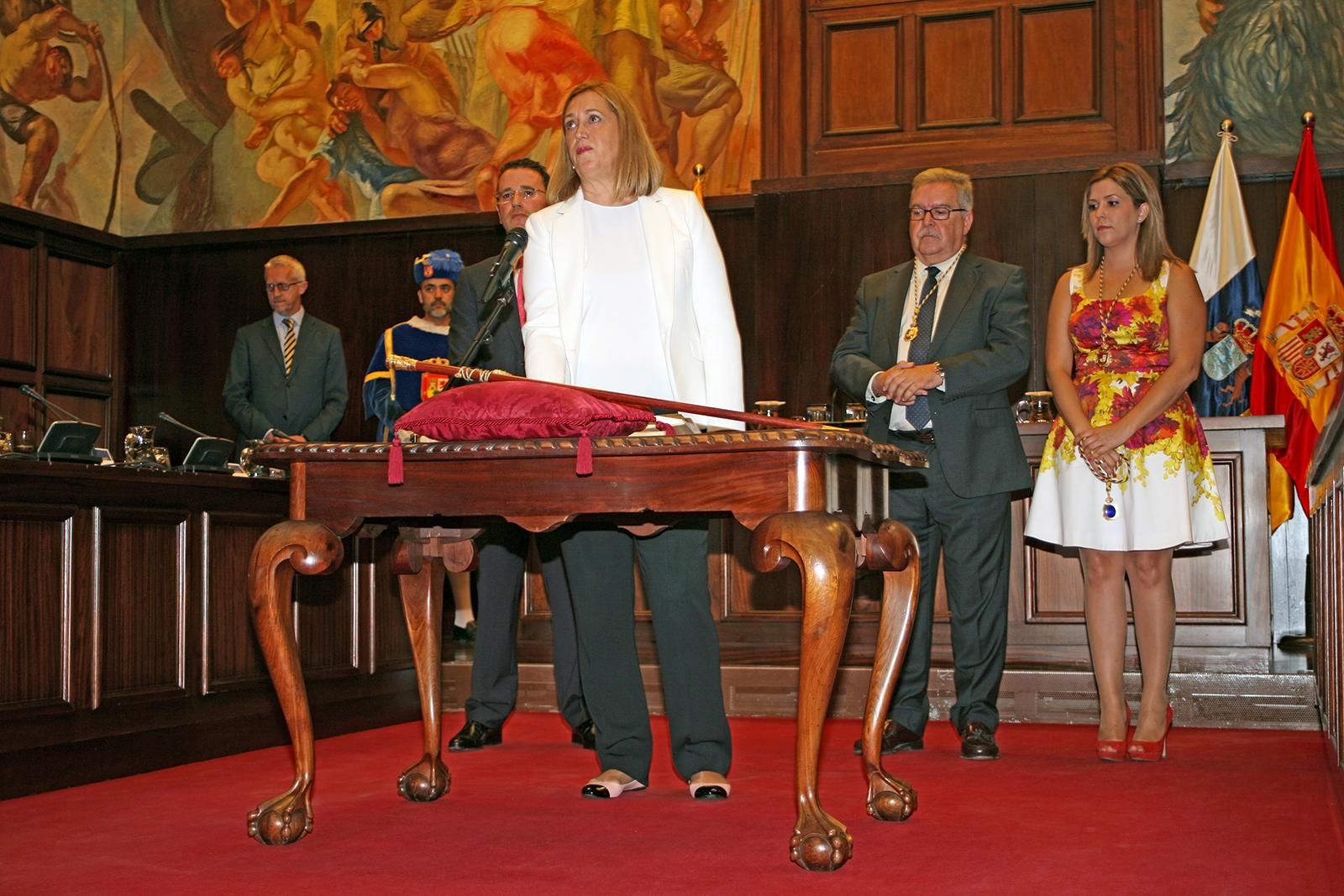 Mercedes Roldós durante su juramento en el pleno de constitución del Cabildo de Gran Canaria