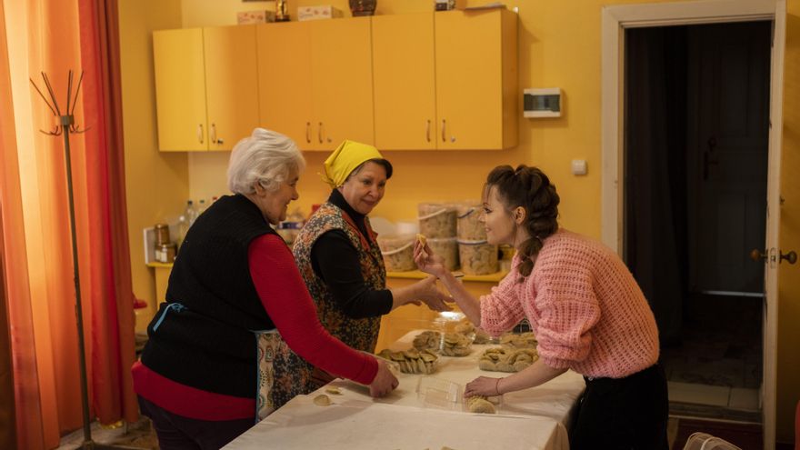 Hombres reclutados y mujeres con más carga: los roles de género cambian en la guerra de Ucrania