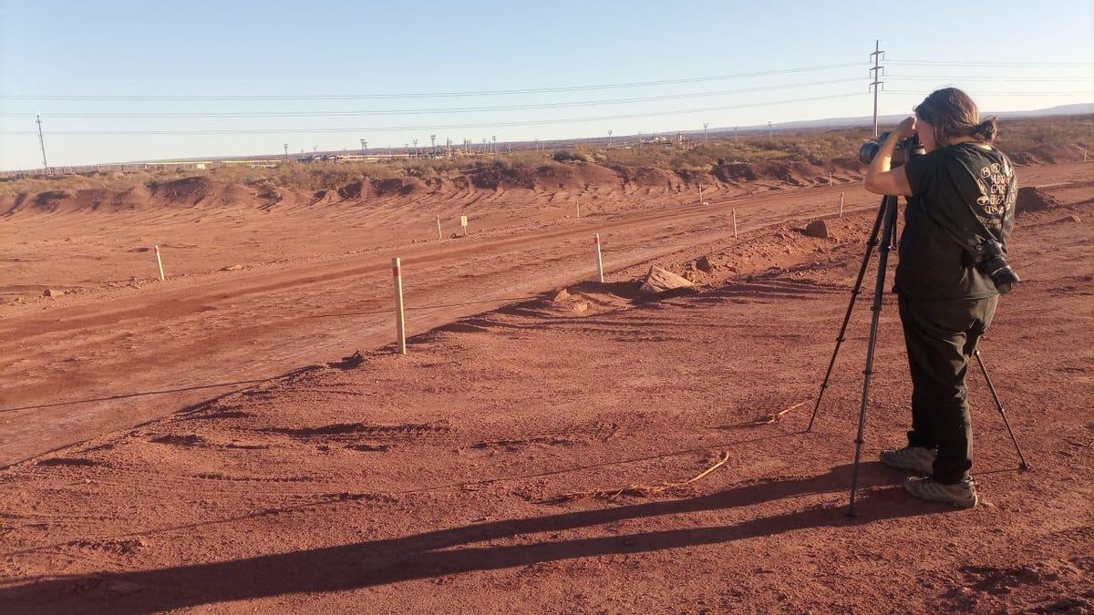 Patricia Rodriguez utilizando la cámara OGI en Vaca Muerta.