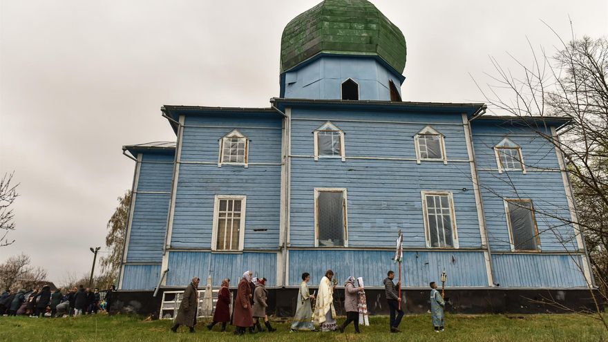 Varios fieles desfilan en procesión en una de las celebraciones por la Pascua en la afectada iglesia de la Natividad, en Peremoha.