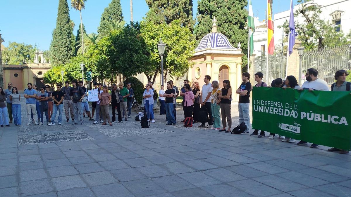 El profesorado de la Universidad de Sevilla protesta contra el impago de cinco millones en complementos salariales