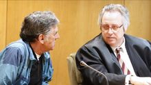 Enrique Olivares conversa con su abogado en un momento del juicio celebrado en la Audiencia Provincial de Madrid