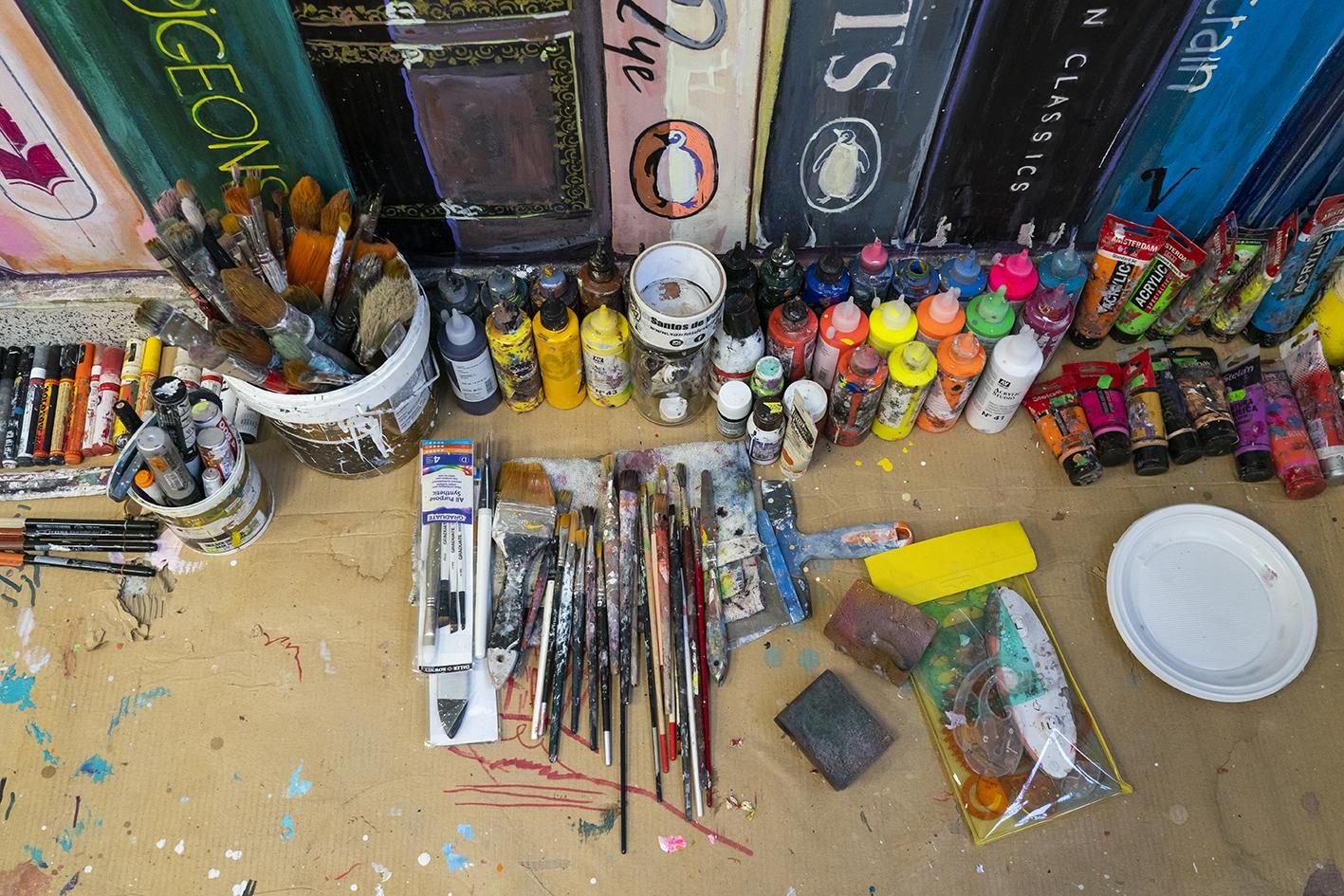 Detalle del material de trabajo empleado por el artista.