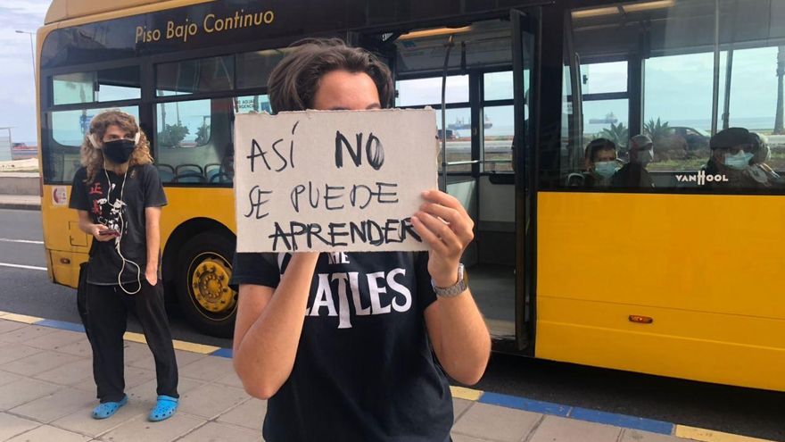 Una alumna muestra una de las pancartas en señal de protesta por la falta de recursos en su centro de FP.