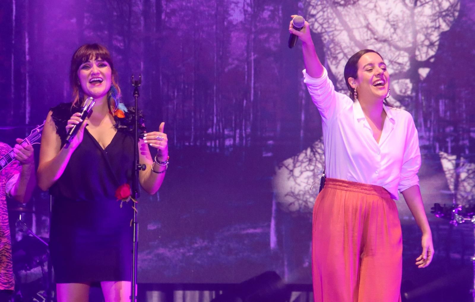 Rozalén y la palmera Valeria Castro durante el concierto. Foto: JOSÉ AYUT