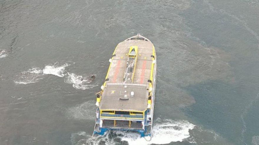 Fred.Olsen asegura que la mancha alrededor del ferry encallado “está controlada” y estudia su origen exacto