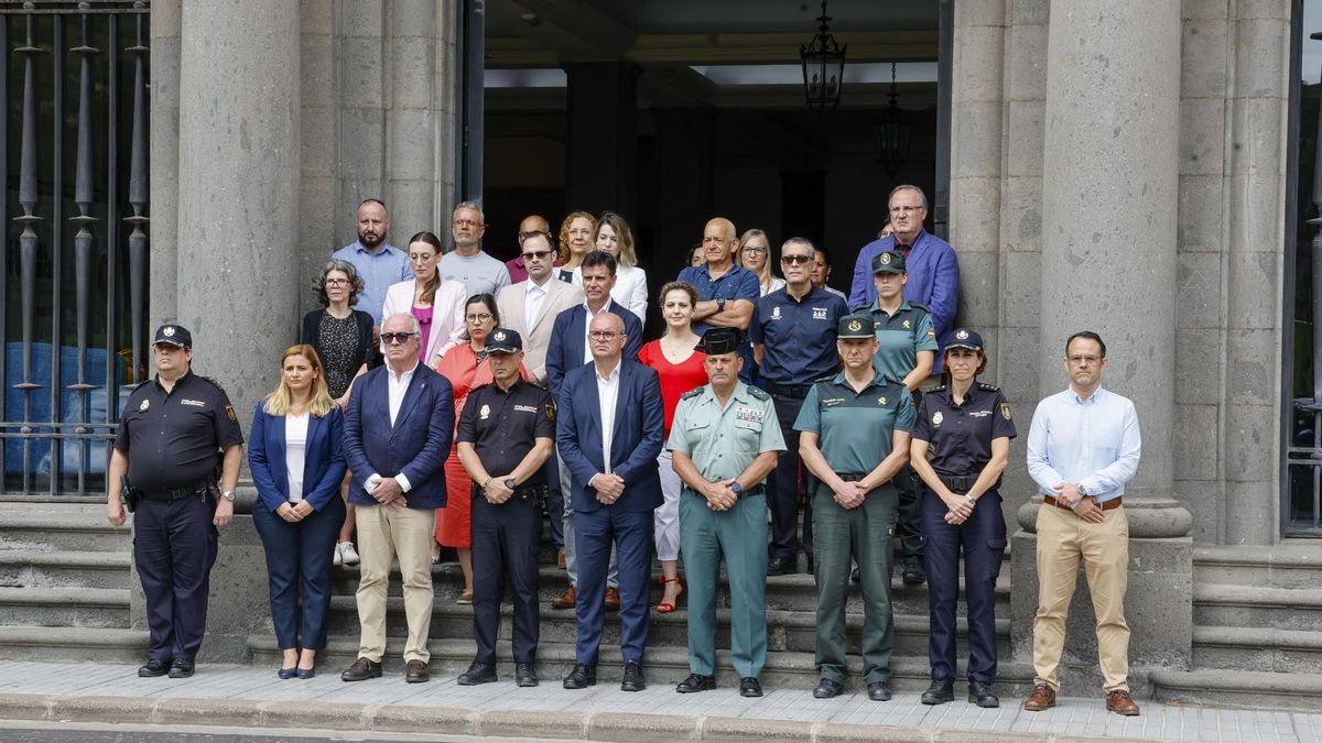 El delegado del Gobierno en Canarias, Anselmo Pestana (5d), y funcionarios de la Delegación guardaron este martes un minuto de silencio en memoria de las últimas víctimas de la violencia machista en España. EFE/ Elvira Urquijo A.