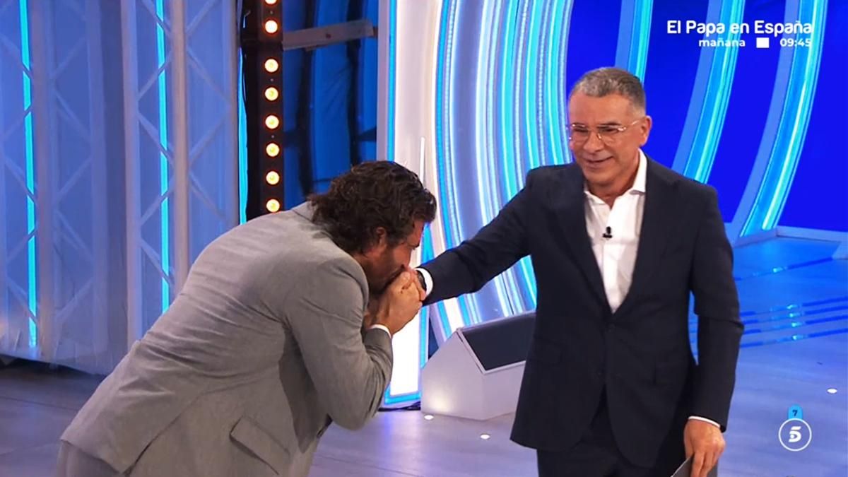 Jorge Javier recibe a Can Yaman en Telecinco con varios elog