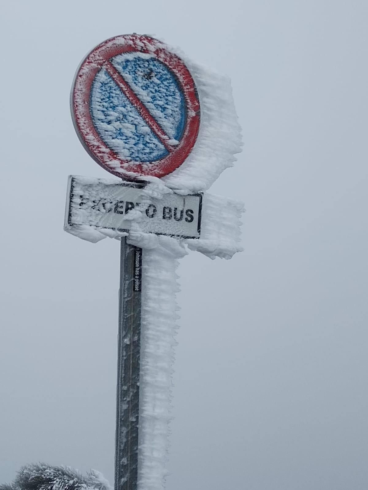 Señala de tráfico congelada en  el Roque de Los Muchachos, en las cumbre de la Villa de Garafía. Foto: Adelto Hernández