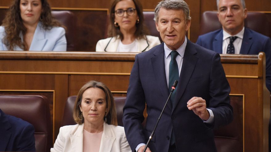 El lider de la oposición y presidente del PP, Alberto Núñez Feijóo, durante una sesión de control al Gobierno, en el Congreso de los Diputados, a 21 de mayo de 2025, en Madrid (España).