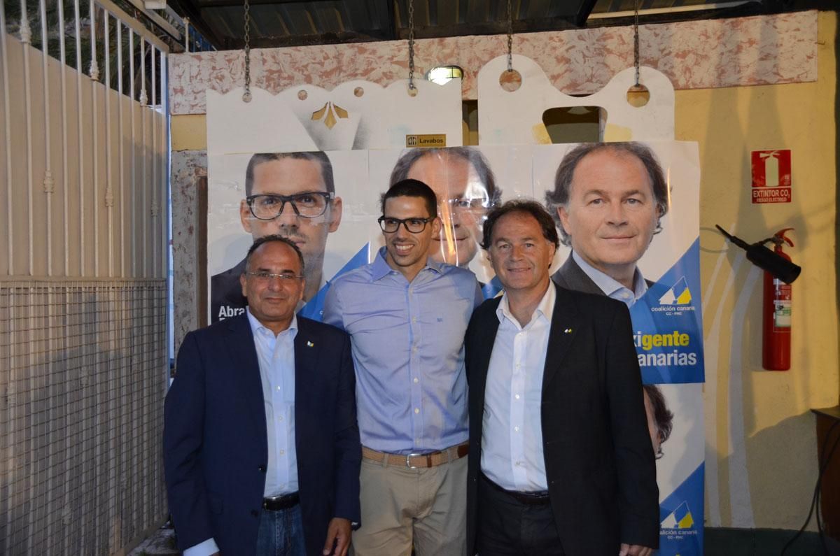 Víctor Chinea (i), Abraham Darias (c) y Javier Morales (d) tras el mitin de CC en San Sebastián