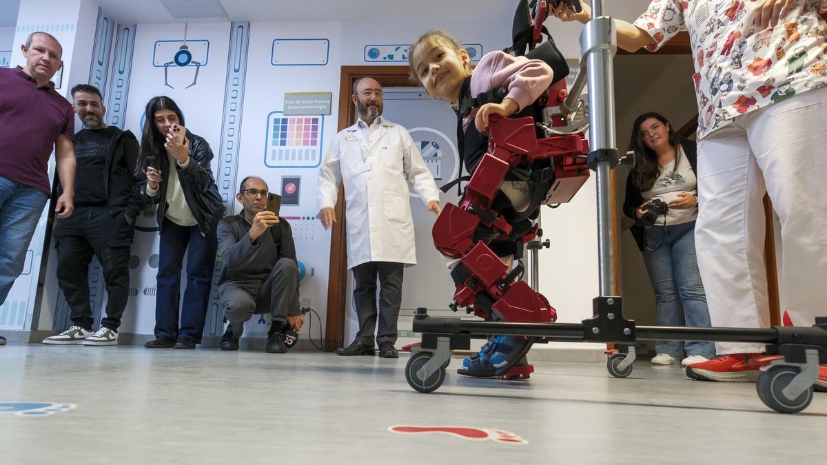 Un exoesqueleto pediátrico permite a Gala jugar al escondite pese a su parálisis cerebral