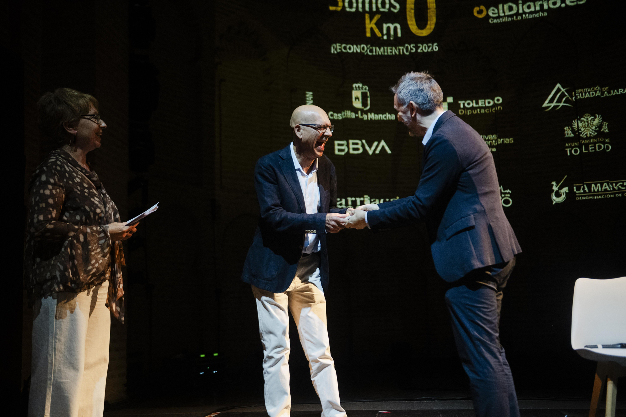 Pablo de Vicente recoge su reconocimiento de manos de Ignacio Escolar
