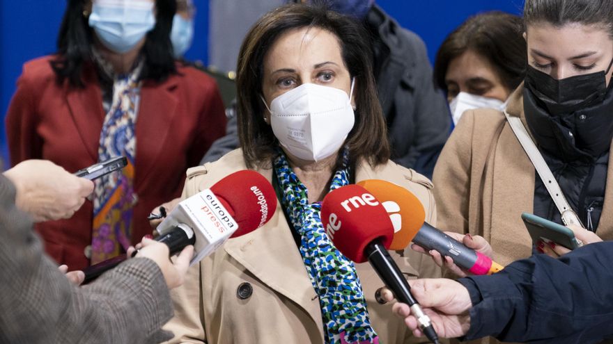 La ministra de Defensa, Margarita Robles, en una visita a las instalaciones del Centro Militar de Farmacia de la Defensa