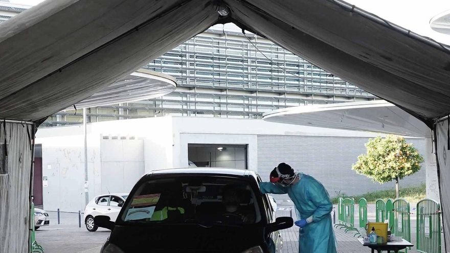 Un sanitario realiza test PCR en una carpa cerca del centro sanitario Carlos Castilla del Pino de Córdoba. EFE /Rafa Alcaide/Archivo